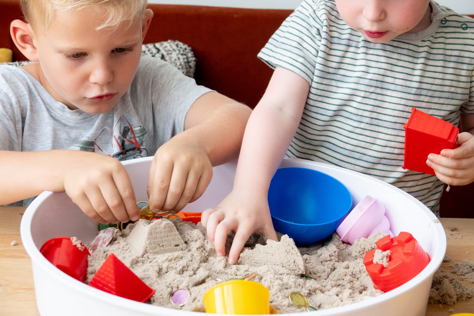 Twee kinderen spelen samen met zandtray