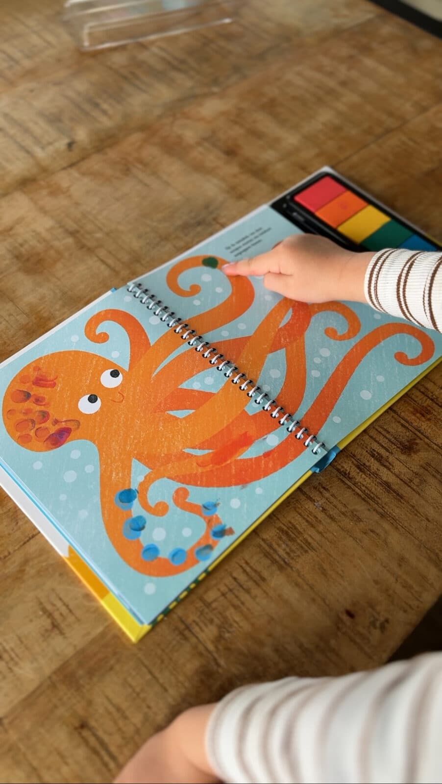 Kind bekijkt prentenboek met octopus illustratie